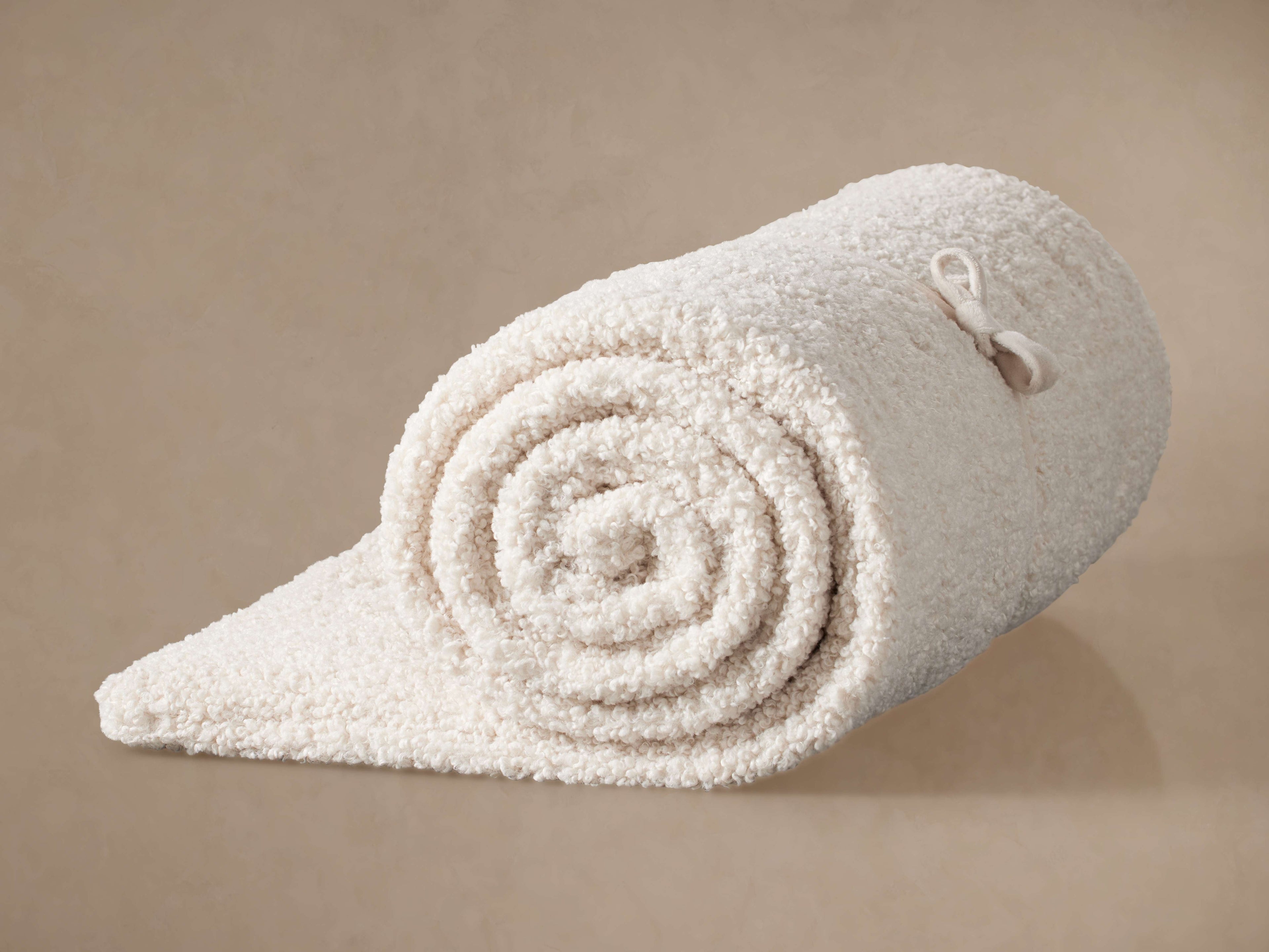 Faux Sherpa Throwbed